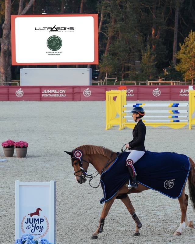 XL screen showing partner logos during a competition